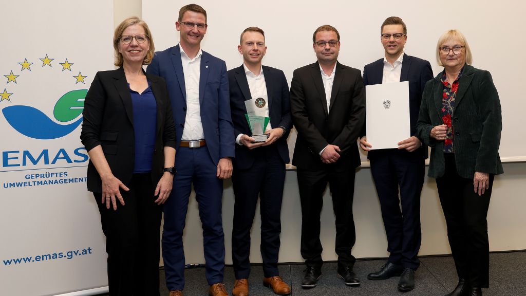 Die Preisverleihung in Wien: (v.l.) Leonore Gewessler (österreichische Umweltministerin), Florian Bielmeier (Werkleiter Rohde & Schwarz Teisnach), Alexander Wiederer (Umweltmanagementbeauftragter R&S Teisnach), Franz Stöger (Gruppenleiter R&S Teisnach), Fabian Wagner (Abteilungsleiter Leiterplatte R&S Teisnach), Dr. Bettina Hoffmann (deutsche Parlamentarische Staatssektretärin). Foto: Umweltbundesamt/B. Gröger
